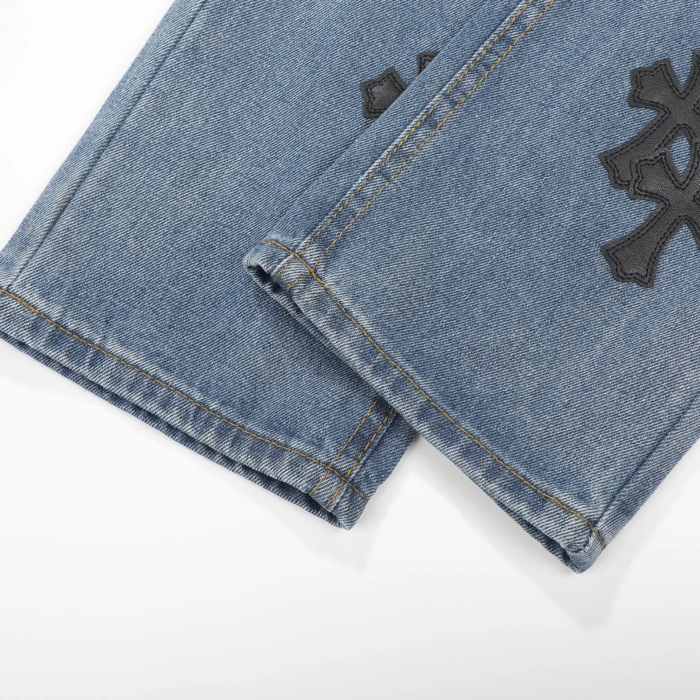 P230 Chrome Hearts CH/Chrome Hearts Classic Blue Pants Black Cross Patched Leather Jeans. Original purchased and patterned. Really restores the ultimate texture of Vintage. Special Italian cowhide print and then cut. Customized sheepskin three-layer thick line leather. The whole body is spliced in heavy water washing process. Craftsmen hand-splashed ink. You can see the details. Three-dimensional cutting version. Loose and comfortable. Not picky on the figure. Makes taller and slimmer. Factory Seiko. Original quality control. Same style for men and women. Can be matched with couples. Versatile recommendation. Essential jeans for all seasons Color: blue Size: 28-36 (S-XXL)